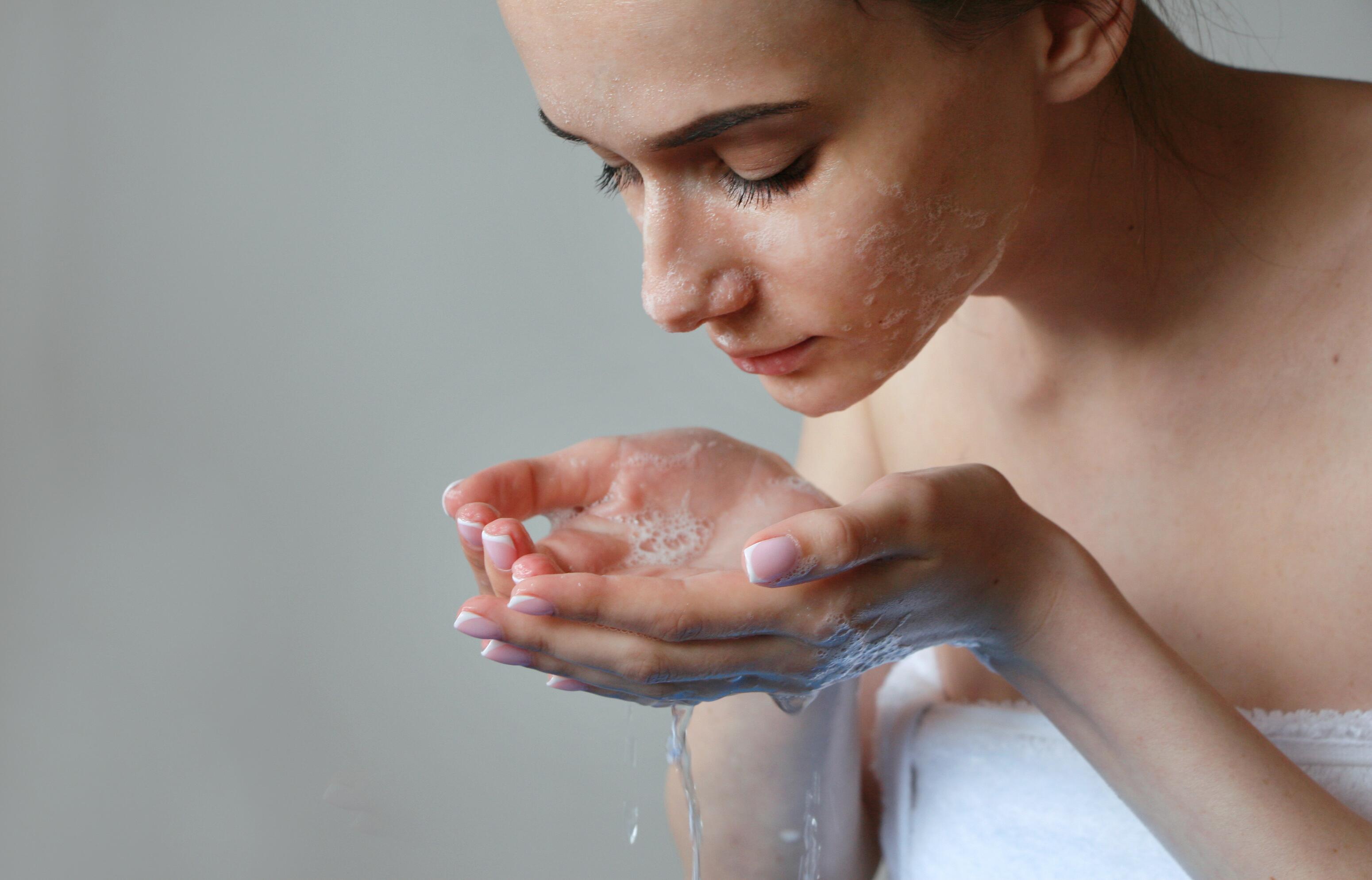Routine soin pour l’acné de la femme adulte